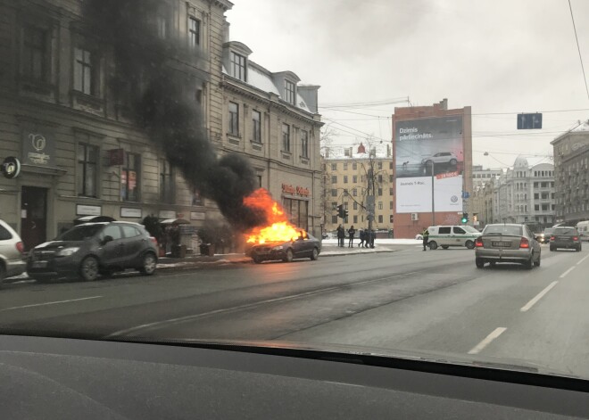 Pirmdienas rītā iepretim Dailes teātrim ar atklātu liesmu dega vieglā automašīna „Volkswagen”.