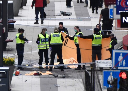 Stokholmā sāk tiesāt uzbeku, kurš pērn aprīlī ar busiņu ietriecās cilvēku pūlī