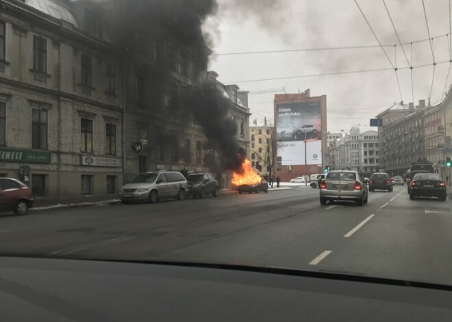 Vakar Latvijā sadegušas trīs vieglās automašīnas