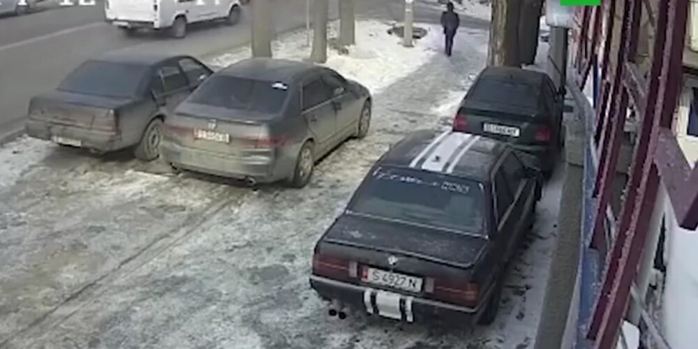 Страшное ДТП на переходе в Бишкеке: молодая мать погибла на месте, девочке пришлось ампутировать ногу