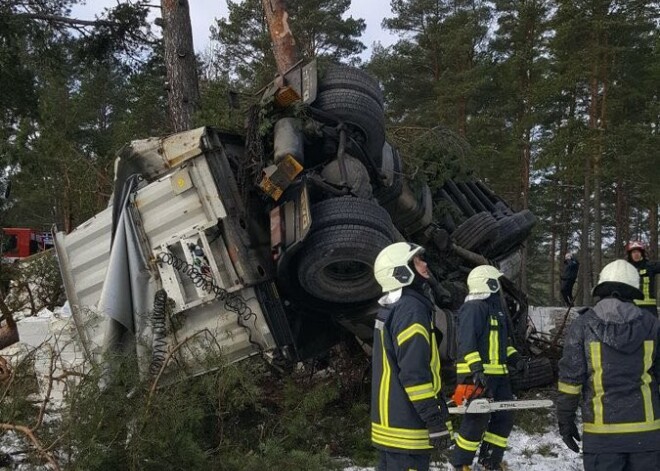 Uz Tallinas šosejas smagā avārijā miris cilvēks