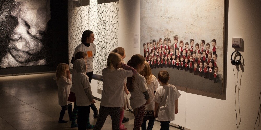 Bērnu izglītojošās programmas nodarbības “Pamodini tautumeitu” izstāžu zālē “Rīgas mākslas telpa”