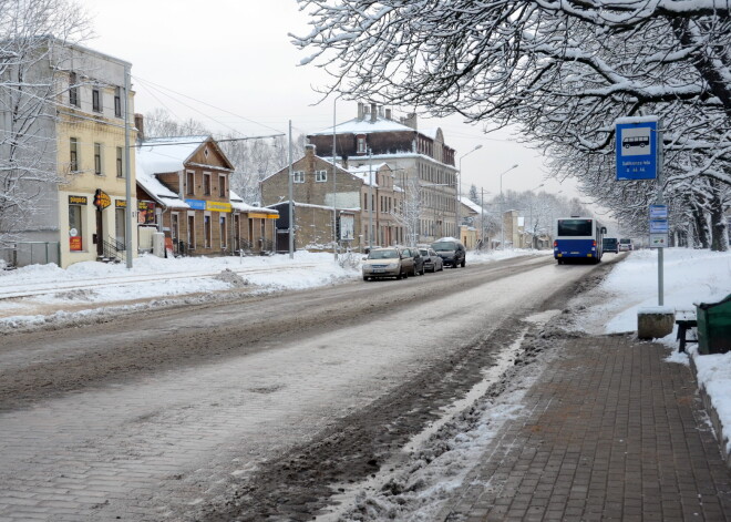 Rīdziniece pauž sašutumu par cilvēku vienaldzību: uz ielas mirst sētnieks, bet neviens pat neapstājas