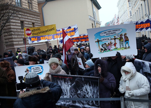 Pie Saeimas ēkas norisinās Krievu skolu aizstāvju štāba rīkotā protesta akcija pret ieceri pāriet uz izglītību latviešu valodā.