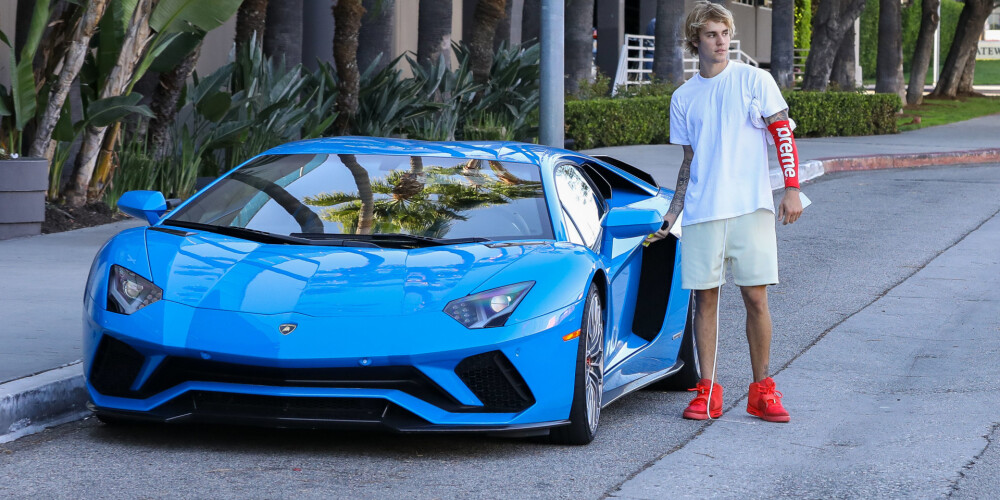 Spilgti zils „Lamborghini” un kedas par 5 tūkstošiem. Bībers parāda klasi, kā jādodas uz sporta zāli
