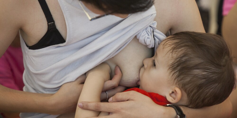 Medicīnas sasniegums: fiksēts pirmais gadījums, kad transseksuālis spēj ar krūti barot mazuli
