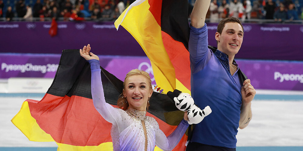 Vācijas daiļslidošanas duets negaidīti triumfē olimpisko spēļu pāru sacensībās