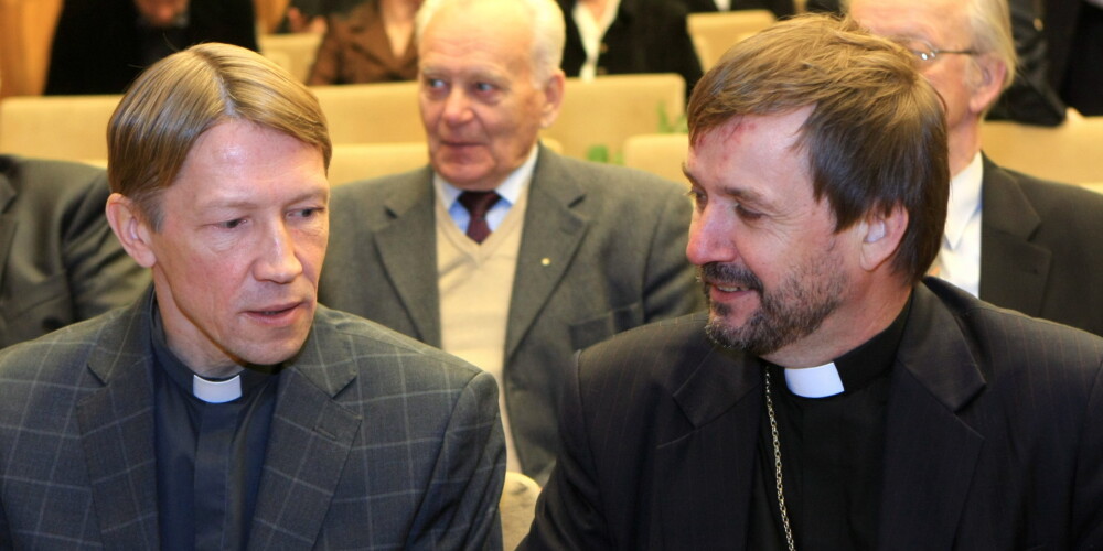 Mācītāja Jura Rubeņa (pa kreisi) arhibīskapam Jānim Vanagam iesniegtais atlūgums nebūt nav tik „tīrs”. Viss liecina, ka pret Rubeni jau ilgstoši notikusi rūpīgi organizēta nomelnošanas kampaņas, lai viņu piespiestu atstāt LELB.