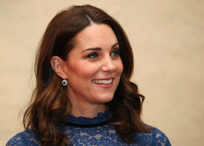 Kā stundām ilgi staigāt augstpapēžu kurpēs un nenogurt? Hercogienei Ketrīnai ir mazs noslēpums