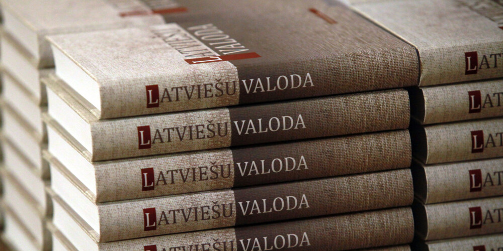 Grāmatas "Latviešu valoda" prezentācijā Melngalvju namā.