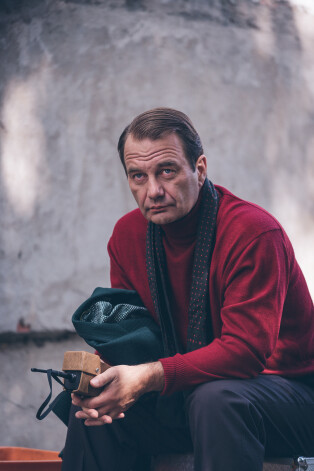 Andris Daugaviņš ir jurists, autosportists, ceļotājs. 2017. gada vasarā devās ceļojumā cauri visai Krievijai, ar trim restaurētiem mikroautobusiem "Latvija" atkārtojot 1977. gada ekspedīciju Liepāja–Vladivostoka.