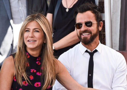 Dženifera Anistone un Džastins Terū.