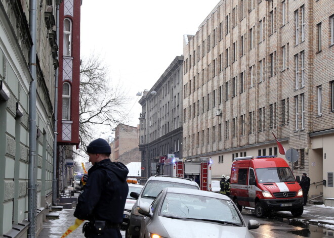 Ugunsdzēsēju mašīnas Bruņinieku ielā, kur daudzstāvu ēkas kādā telpā izcēlies ugunsgrēks.