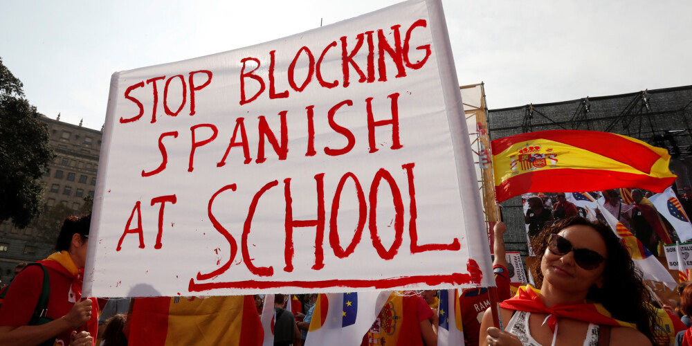 Spānijas valdība apsver valodas politikas maiņu Katalonijas skolās