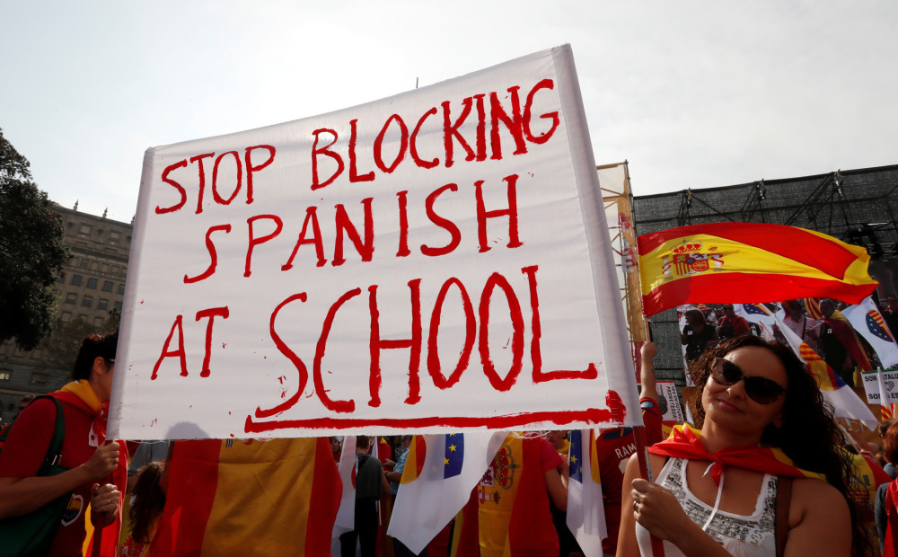 Spānijas valdība apsver valodas politikas maiņu Katalonijas skolās