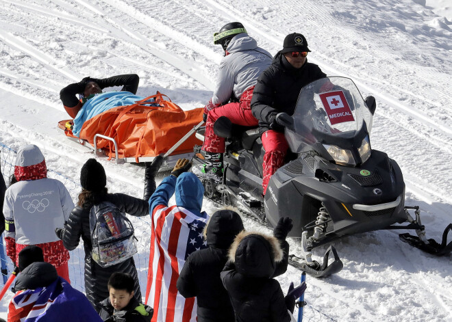 Olimpiskais sportists no Krievijas Nikolajs Oluņins snovborda krosa ceturtdien pusfināla sacensībās piedzīvoja baisu kritienu, kurā vairākās vietās salauza kāju.