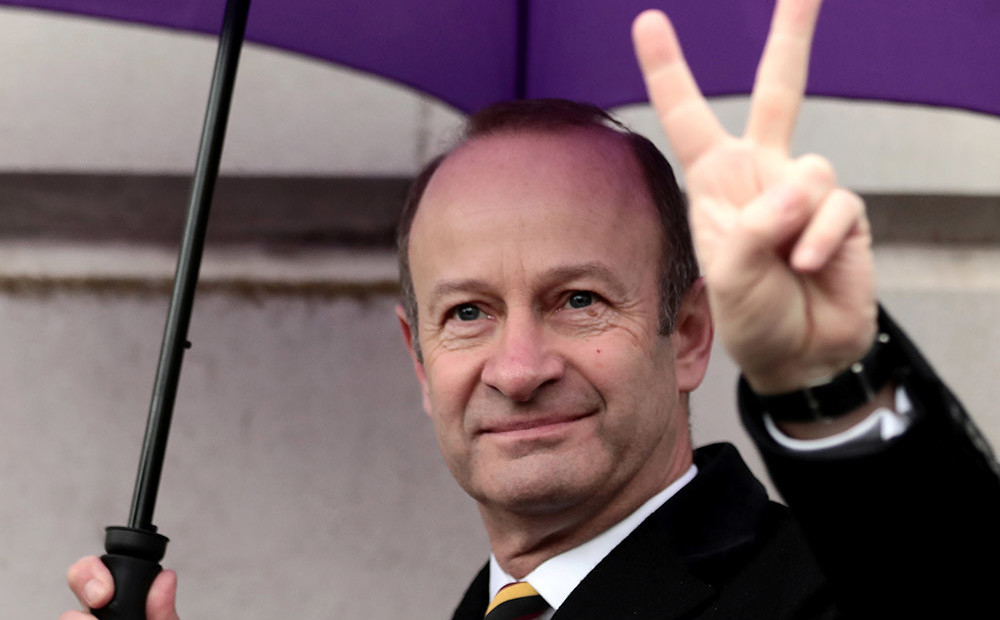 UKIP partijas līderis zaudē amatu savas rasistiskās draudzenes dēļ