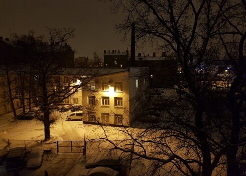 Trešā stāva logs naktīs vienmēr esot tumšs, ziņoja rīdzinieks Mārtiņš. Vakarnakt tur gaisma degusi ilgi.