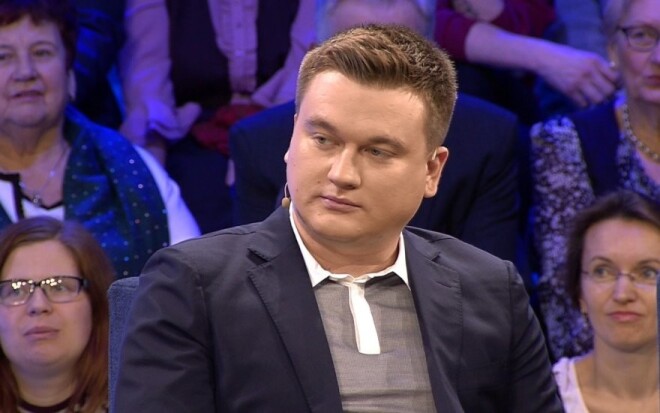 Miljonārs savus tautiešus iepriecināja, par velti izvizinot savā jaunajā glaunajā auto.