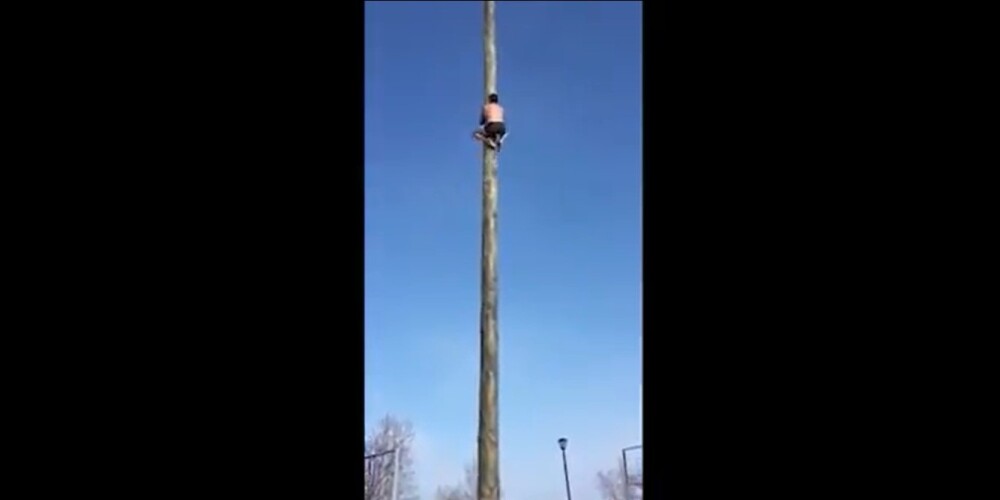 Шокирующее видео: мужчина в одних трусах сорвался с масленичного столба