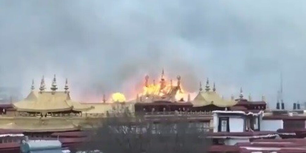 Ugunsgrēkā cietis viens no Tibetas budistu svarīgākajiem tempļiem; iedzīvotājiem aizliedz izplatīt informāciju par notikušo