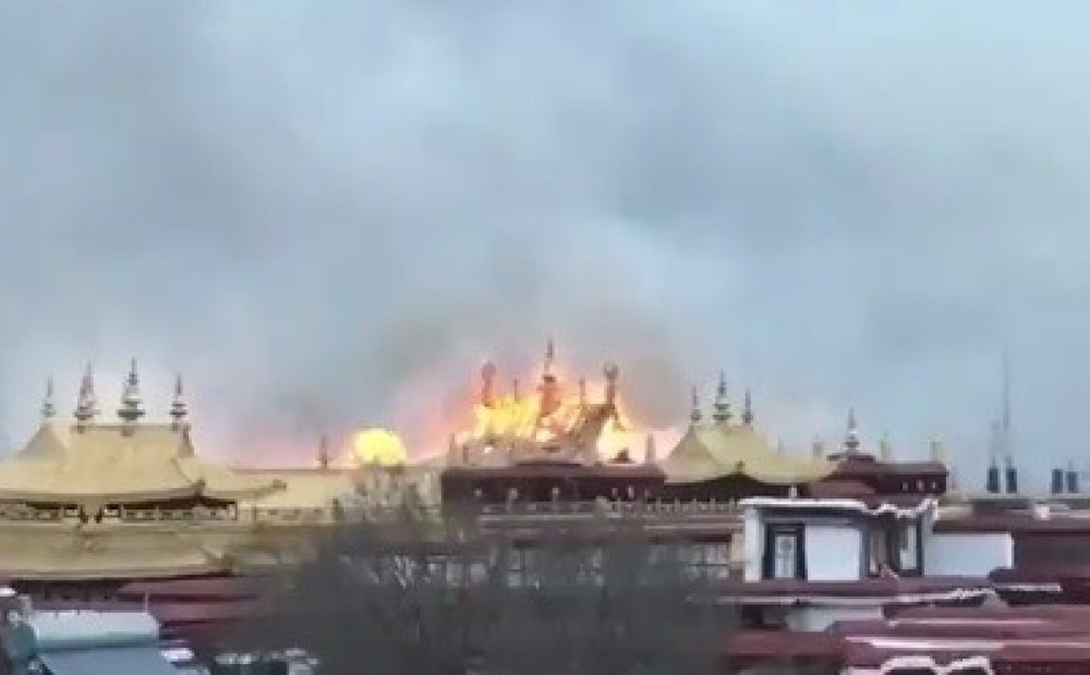 Ugunsgrēkā cietis viens no Tibetas budistu svarīgākajiem tempļiem; iedzīvotājiem aizliedz izplatīt informāciju par notikušo