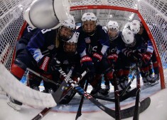 ASV un Kanādas hokejistes droši sasniedz olimpisko spēļu turnīra finālu