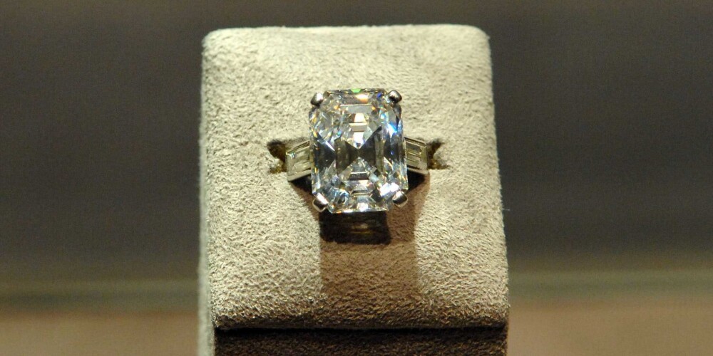 Šādu saderināšanās gredzenu savai līgavai Greisai Kellijai savulaik pasniedzis Monako princis Rainers.