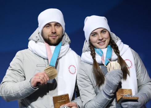 Jaukto pāru kērlinga sacensībās bronzu izcīnījušie Aleksandrs Krušeļņickis un Anastasija Brizgalova.