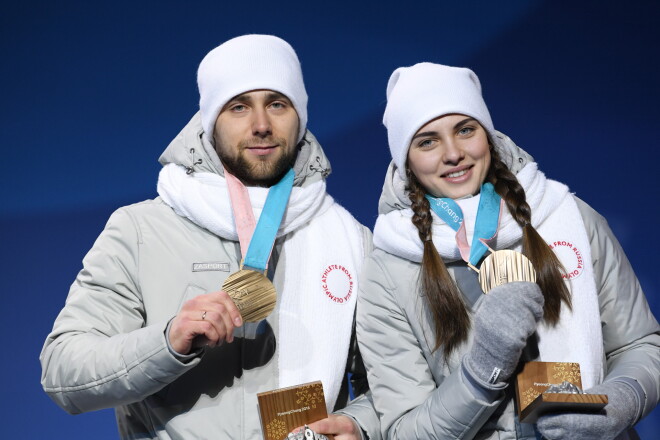 Jaukto pāru kērlinga sacensībās bronzu izcīnījušie Aleksandrs Krušeļņickis un Anastasija Brizgalova.