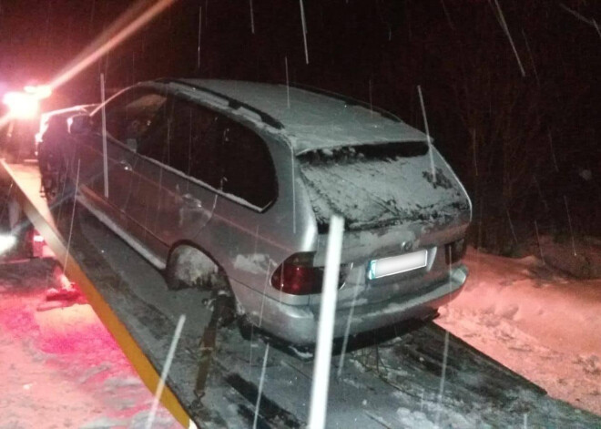 Vīrietis ar BMW bēg no policijas, avarē, apmaldās mežā un tad pasaka likumsargiem paldies