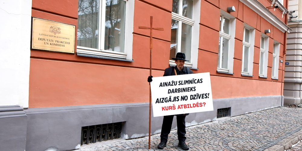 Mācītājs protestā pie Saeimas aicina atbildēt par "Ainažu" darbinieka nāvi