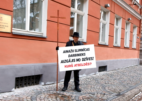 Mācītājs protestā pie Saeimas aicina atbildēt par "Ainažu" darbinieka nāvi