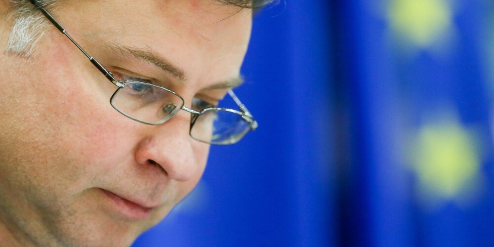 Pēdējo dienu notikumi banku sektorā iedragājuši Latvijas reputāciju pasaulē, uzsver Dombrovskis