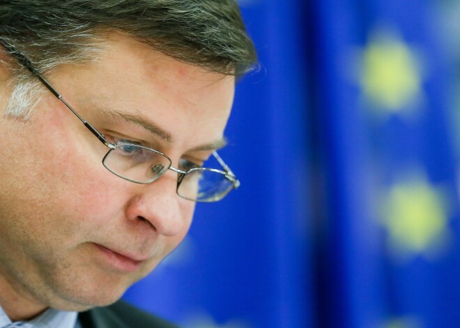 Pēdējo dienu notikumi banku sektorā iedragājuši Latvijas reputāciju pasaulē, uzsver Dombrovskis