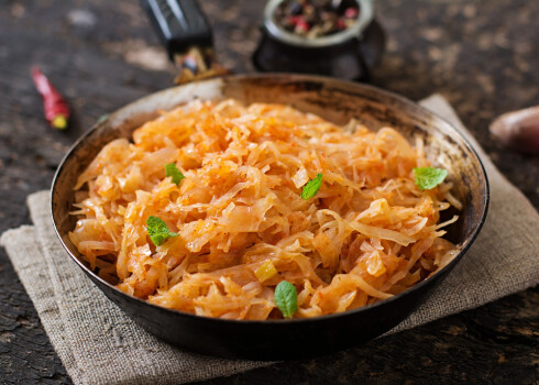 Ja kāpostus sutina kopā ar dažādām garšvielām, veidojas apetītlīgas garšu kombinācijas, kas sader ne tikai ar tradicionālo cepeti, bet arī ar zivīm un putnu gaļu.