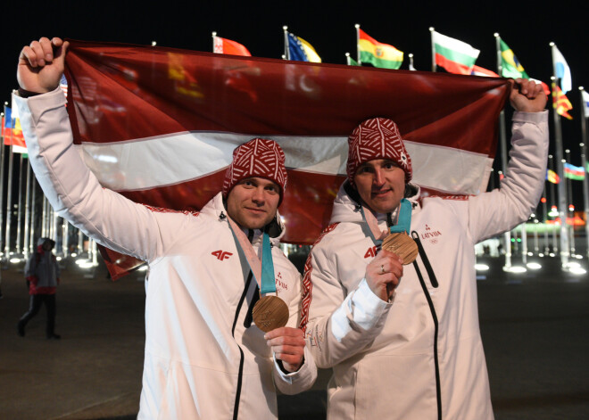 Latvijas bobslejistiem Oskaram Melbārdim un Jānim Strengam otrdien svinīgā ceremonijā tika pasniegtas Phjončhanas olimpiskajās spēlēs nopelnītās bronzas godalgas.