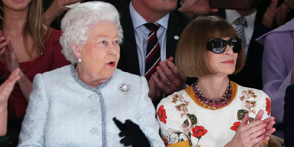 Неожиданно! 91-летняя королева Елизавета II впервые в жизни посетила модный показ