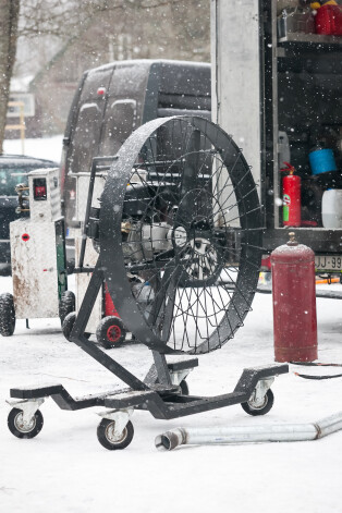 Ventilatori ar kuru palīdzību radīti filmēšanas vajadzībām nepieciešamie ziemas apstākļi - mākslīgais sniegs un vējš.