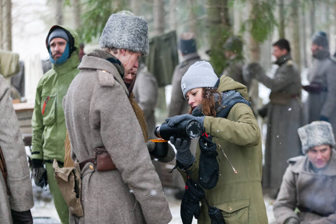 Filmas galvenā varoņa Artūra Vanaga lomas atveidotājs Oto Brantevics gatavojas nākamajai ainai.