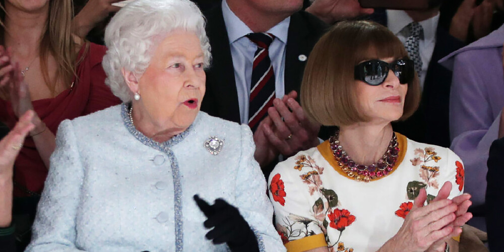 Elizabete II pirmo reizi mūžā apmeklē modes nedēļu. "Vogue" redaktore nenoņem saulesbrilles, pat sarunājoties ar karalieni