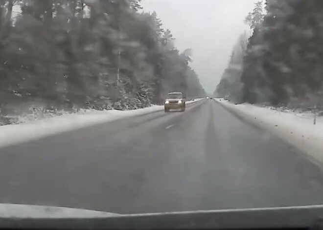 “Mercedes-Benz” vadītājs pa apledojušu ceļu traucas ar ātrumu 173 km/h