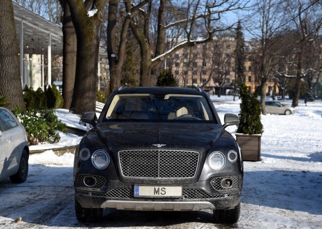 Sprūda "Bentley Bentayga" nav atcelts arests, bet viņš turpina ar to brīvi pārvietoties pa ielām