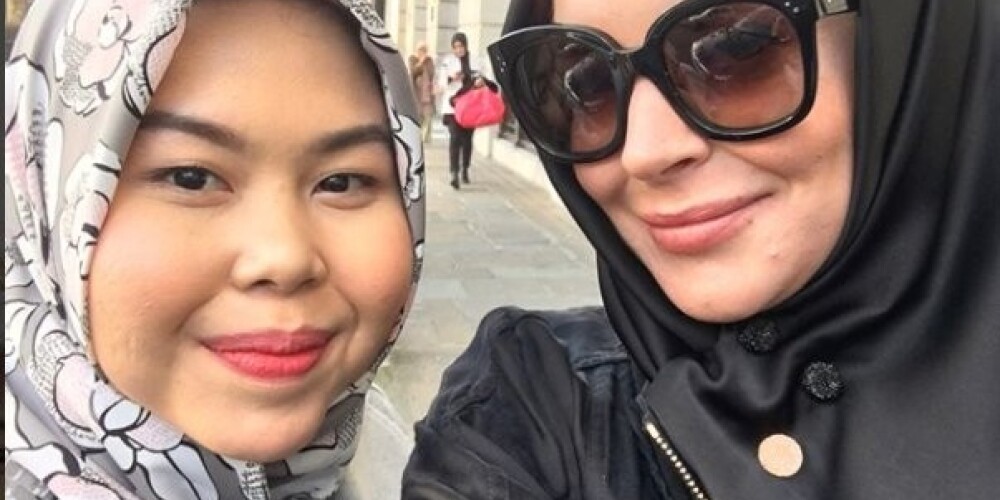 Aktrise Lindseja Lohana uz Londonas modes nedēļu ierodas hidžābā. Fani sašutuši