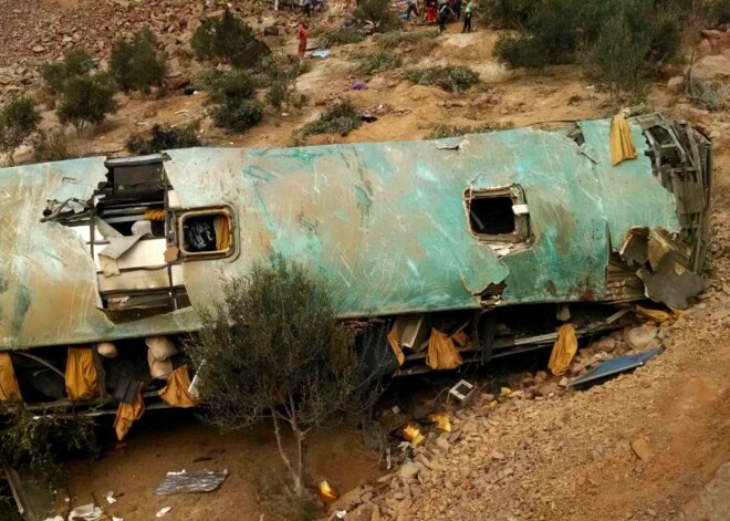 Peru 80 metrus dziļā aizā iegāžas autobuss ar 45 pasažieriem