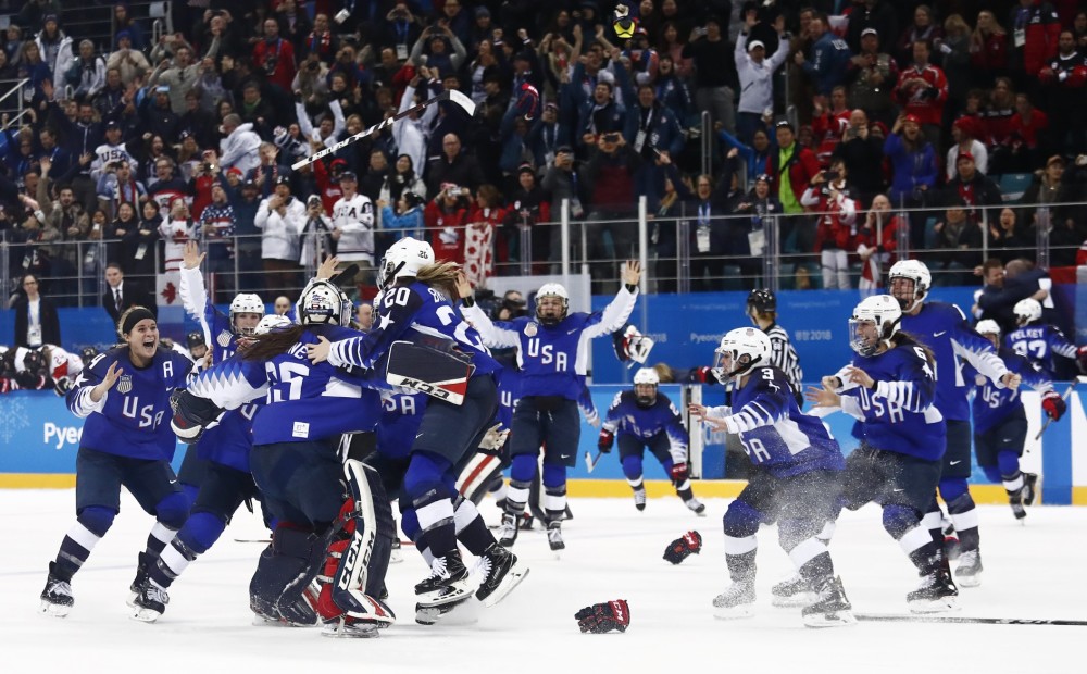 ASV hokejistes gāž no troņa kanādietes un dramatiskā cīņā kļūst par olimpiskajām čempionēm