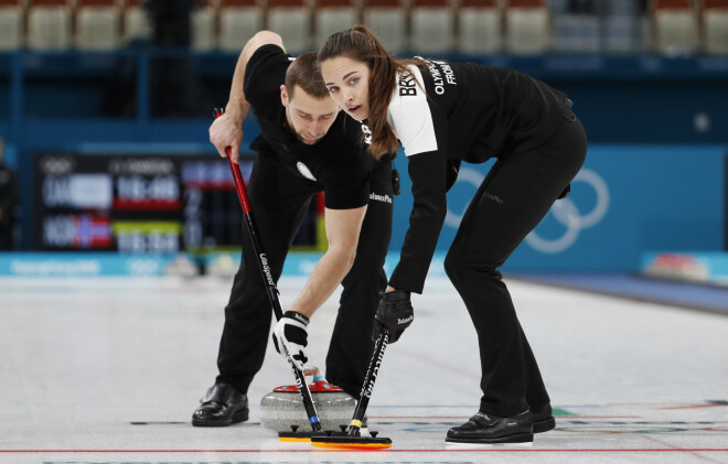 Aleksandrs Krušeļņickis un viņa sieva Anastasija Brizgalova zaudējuši savas bronzas medaļas. 