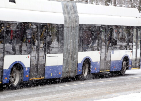 Trolejbuss sniegputeņa laikā.