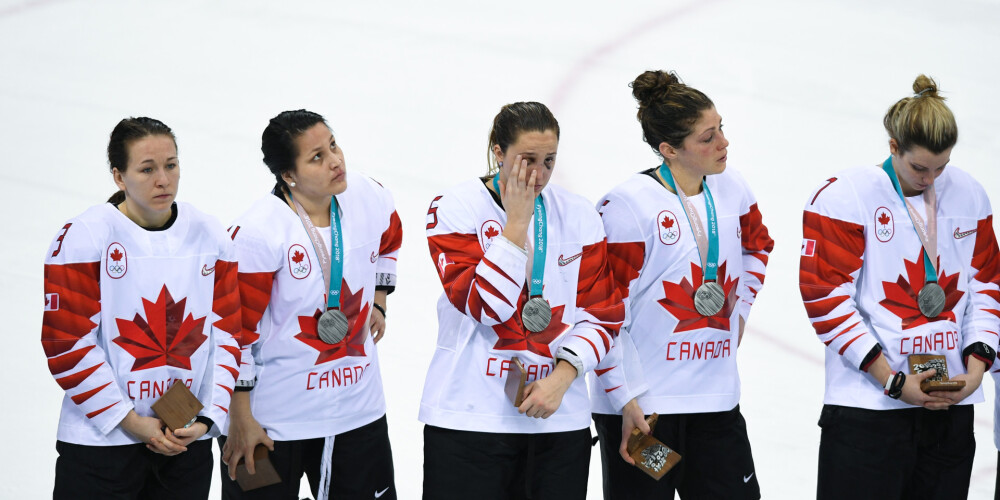 Sarūgtinātās Kanādas hokejistes vīlušās, ka olimpiskajā finālā uzvarētājas jānoskaidro pēcspēles metienos