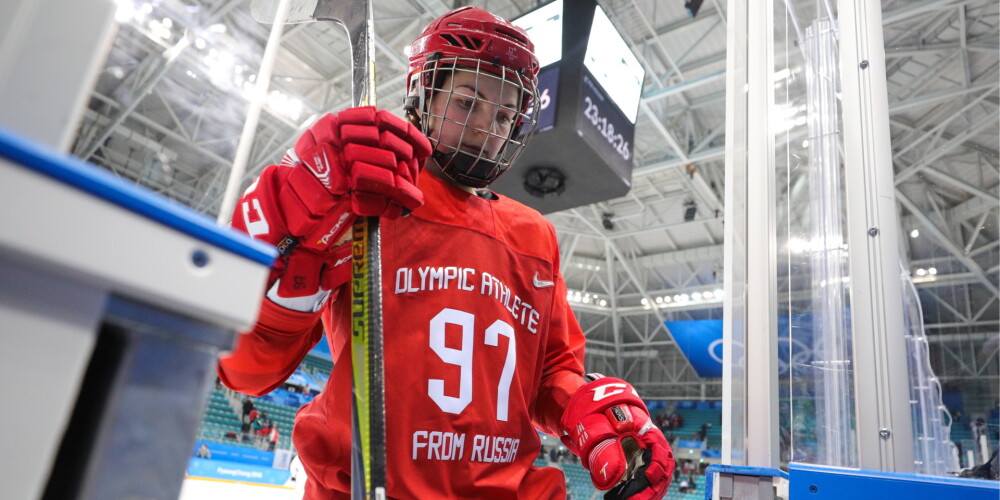 Olimpiskā hokejiste no Krievijas par spērienu pretiniecei zaudētajā bronzas mačā saņem diskvalifikāciju